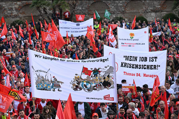 2024年12月03日:随着工资冲突升级 德国各地的大众汽车工厂正在进行罢工